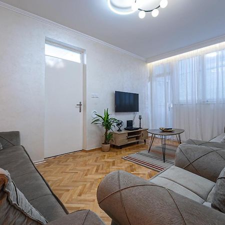 Clock Tower Lux Apartment 포드고리차 외부 사진