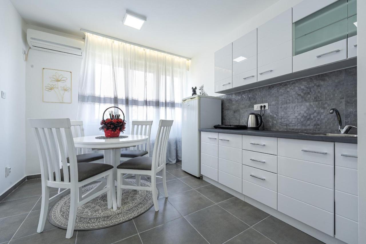 Clock Tower Lux Apartment 포드고리차 외부 사진