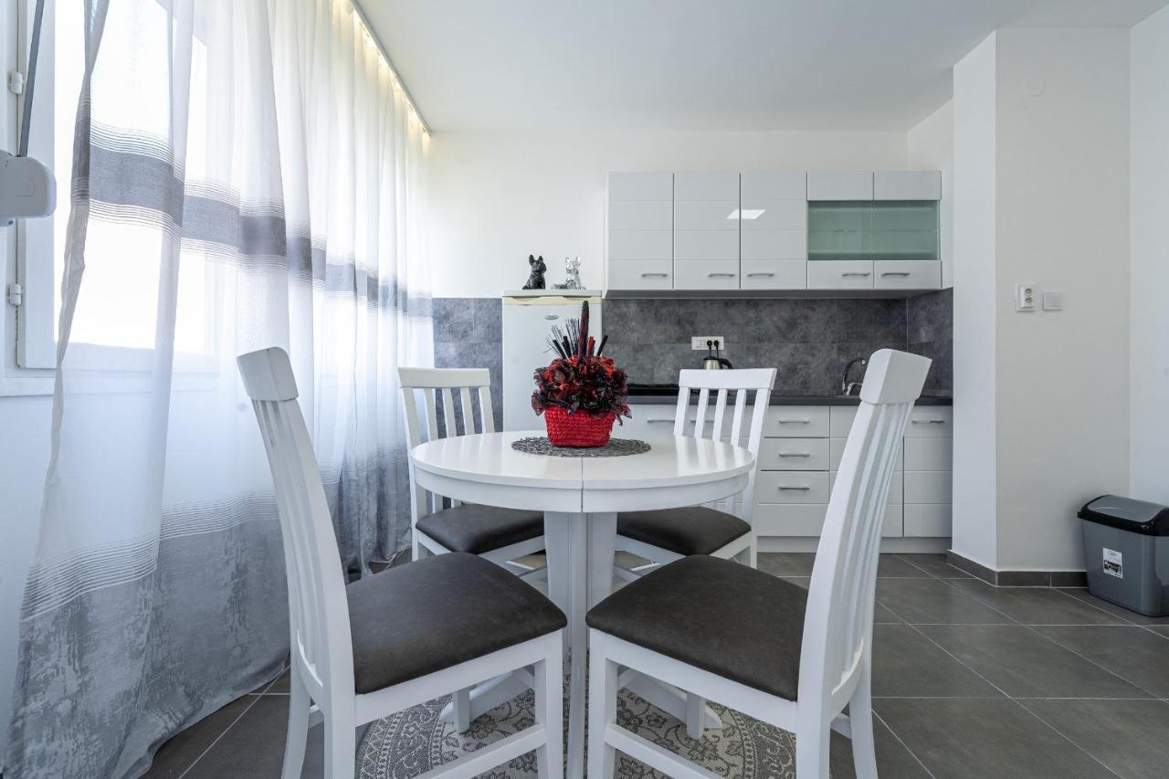 Clock Tower Lux Apartment 포드고리차 외부 사진